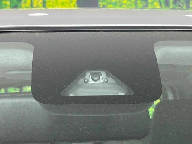 【スマートアシスト】走行中に前方の車両等を認識し、衝突しそうな時は警報とブレーキで衝突回避と被害軽減をアシスト。より安全にドライブをお楽しみいただけます。