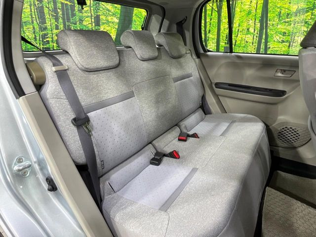 後部座席も気になるようなキズ・汚れやへたり等、大きなダメージはなく、良好な状態です。