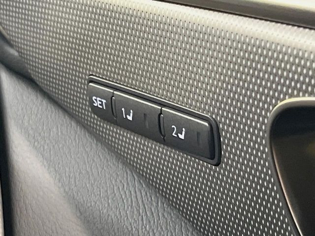 【メモリー機能付きパワーシート】ドライバーごとに設定したシート位置を記憶して、ボタン一つで切り替えできる便利な機能!運転する方が複数名いらっしゃるご家庭におすすめです♪