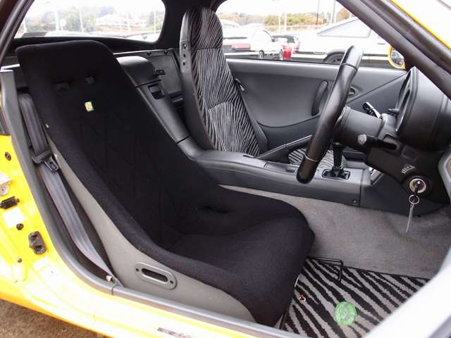 �^�]�ȃV�[�g�̓N���g���X�|�[�c�o�P�b�g�V�[�g�Ɍ����ς݁B�؂��ڗ��悤�Ȏg�p����������܂���B����]�ɉ�����BRIDE����RECARO���Ȃǂ̐l�C�V�[�g�������ȋ��z�ɂĂ���t���\�ł�