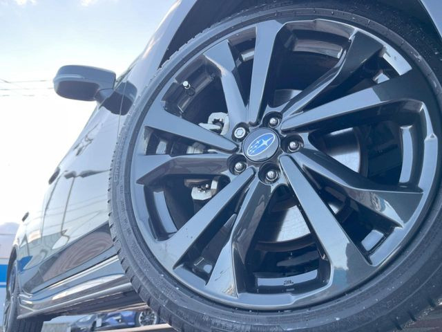 �y�O���[�h��p����18�C���`�A���~�z�C�[���z�O�ςɃ}�b�`���������A���~�z�C�[���𑕒����Ă���܂��B�e��ЊO�A���~�z�C�[����A�X�^�b�h���X�^�C�����戵�����Ă���܂��B���񂲑��k����������