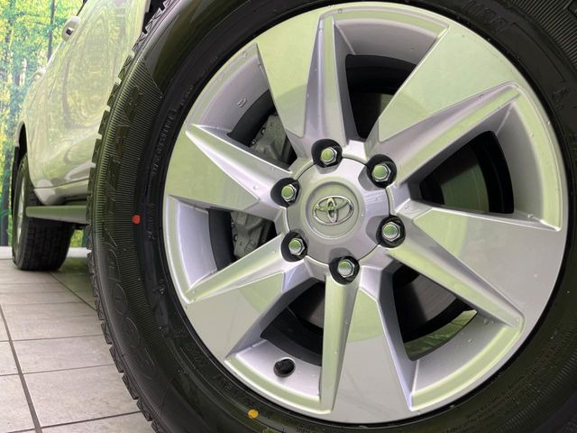 【純正17インチアルミホイール】外観にマッチした純正アルミホイールを装着しております。各種社外アルミホイールや、スタッドレスタイヤも取扱いしております。是非ご相談ください♪