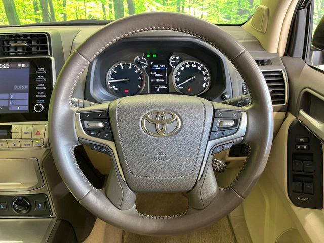 インテリアに合わせたデザインのステアリングは、運転される方のことも考え、運転しやすい形状、大きさです。是非一度、実際に触ってお確かめください。