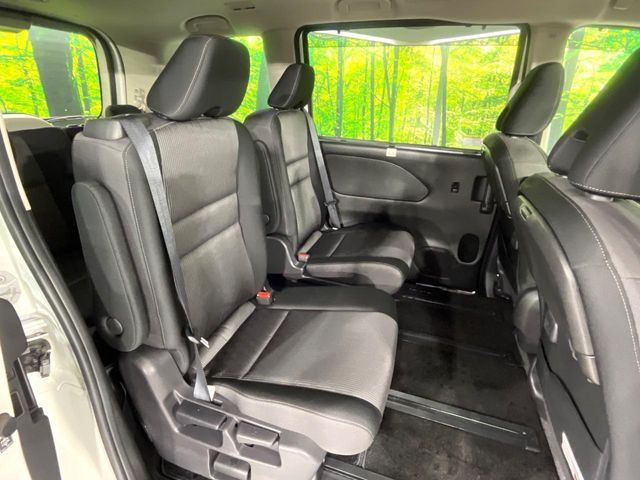 【リアオートエアコン】広い後部座席には必須の機能!風量や温度を自動で調整し前席と同様な車内環境にしてくれるリアオートエアコンを装備。夏の暑さも冬の寒さもストレスなく快適にお過ごしいただけます♪