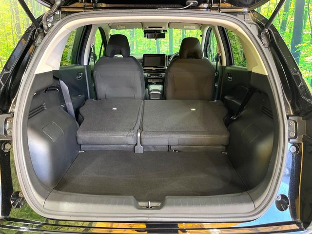 ���i�̂���������ʋ΁A���}���ɏ\���ȉ׎��X�y�[�X���m�ۂ��Ă���܂��B�Z�J���h�V�[�g��|���ƁA�傫�ȉו��̐ύڂ��\�ł���