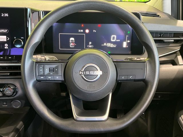 �C���e���A�ɍ��킹���f�U�C���̃X�e�A�����O�́A�^�]�������̂��Ƃ��l���A�^�]���₷���`��A�傫���ł��B�����x�A���ۂɐG���Ă��m���߂��������B