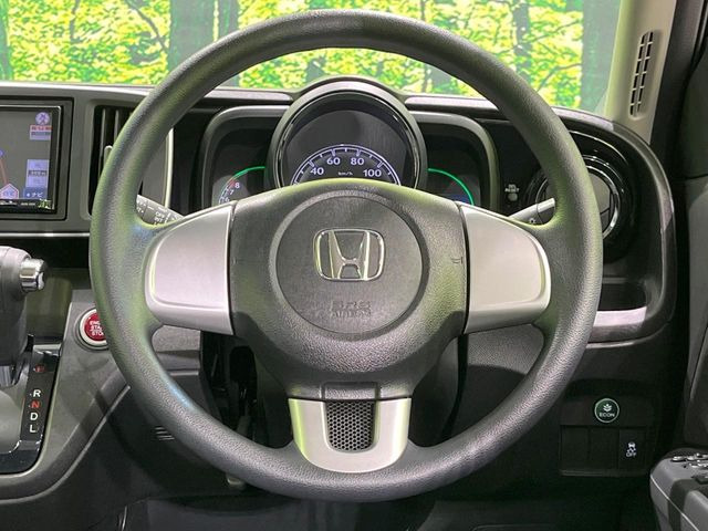 �C���e���A�ɍ��킹���f�U�C���̃X�e�A�����O�́A�^�]�������̂��Ƃ��l���A�^�]���₷���`��A�傫���ł��B�����x�A���ۂɐG���Ă��m���߂��������B