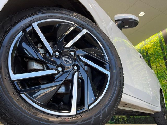 �O�ςɃ}�b�`���������A���~�z�C�[���𑕒����Ă���܂��B�e��ЊO�A���~�z�C�[����A�X�^�b�h���X�^�C�����戵�����Ă���܂��B���񂲑��k����������