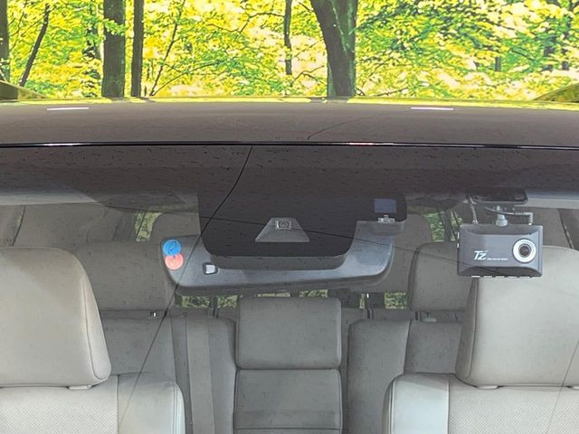 【トヨタセーフティセンス】走行中に前方の車両等を認識し、衝突しそうな時は警報とブレーキで衝突回避と被害軽減をアシスト。より安全にドライブをお楽しみいただけます。