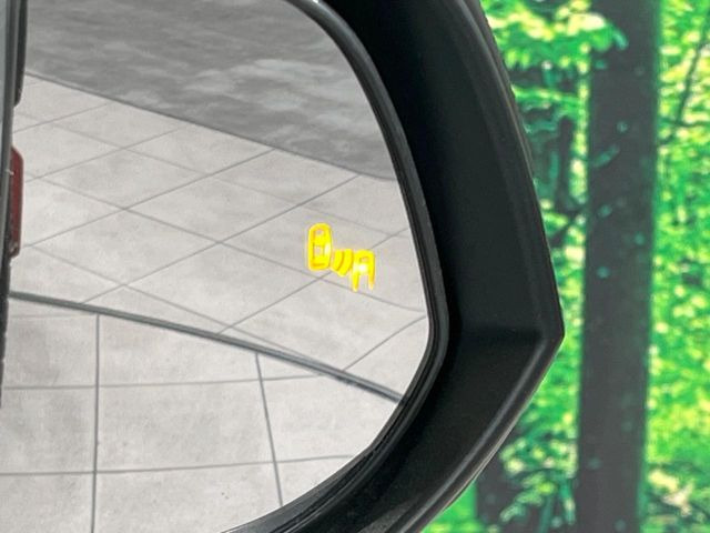 【ブラインドスポットモニター】走行中、ドアミラーの死角になりやすい箇所に後続車が接近するとサイドミラーのレンズに警告を表示!ドライバーに注意喚起をしてくれます。