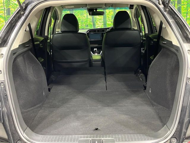 ���i�̂���������ʋ΁A���}���ɏ\���ȉ׎��X�y�[�X���m�ۂ��Ă���܂��B�Z�J���h�V�[�g��|���ƁA�傫�ȉו��̐ύڂ��\�ł���