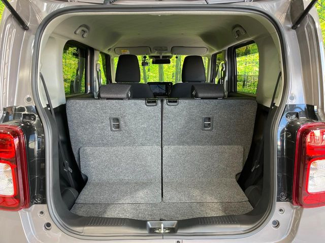 ���i�̂���������ʋ΁A���}���ɏ\���ȉ׎��X�y�[�X���m�ۂ��Ă���܂��B�Z�J���h�V�[�g��|���ƁA�傫�ȉו��̐ύڂ��\�ł���