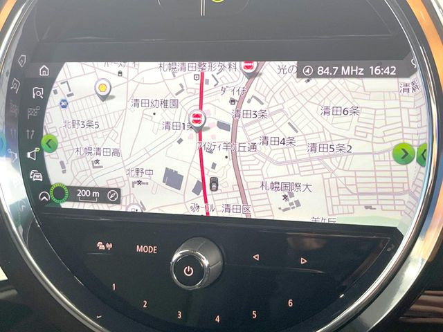 �������i�r:��̊��̂���i�r�́A����������ԓ������o���Ă���܂��BBluetooth�Đ��ȂǃI�[�f�B�I�@�\���[�����Ă���܂��̂ŁA�^�]�����y���߂܂���