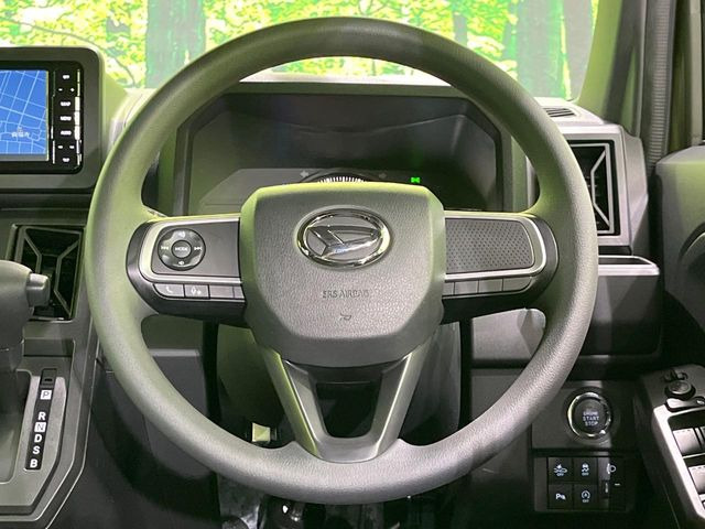 �C���e���A�ɍ��킹���f�U�C���̃X�e�A�����O�́A�^�]�������̂��Ƃ��l���A�^�]���₷���`��A�傫���ł��B�����x�A���ۂɐG���Ă��m���߂��������B