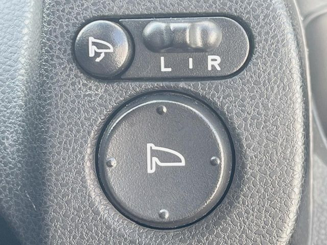 �y�d���i�[�~���[�z�T�C�h�~���[�͓d���i�[���ƂȂ��Ă���A�������ԏ�ł��L�Y�������X�N��}�����܂��B