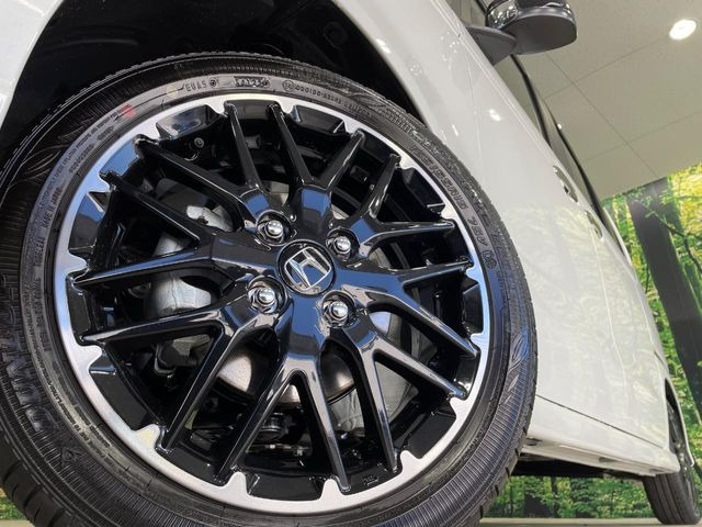 �y����15�C���`�A���~�z�C�[���z�O�ςɃ}�b�`���������A���~�z�C�[���𑕒����Ă���܂��B�e��ЊO�A���~�z�C�[����A�X�^�b�h���X�^�C�����戵�����Ă���܂��B���񂲑��k����������