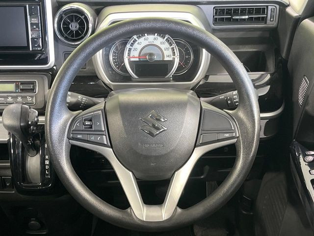 �C���e���A�ɍ��킹���f�U�C���̃X�e�A�����O�́A�^�]�������̂��Ƃ��l���A�^�]���₷���`��A�傫���ł��B�����x�A���ۂɐG���Ă��m���߂��������B