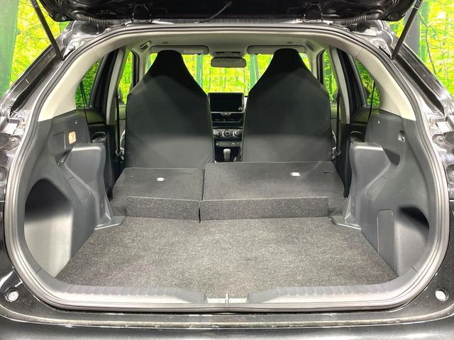 ���i�̂���������ʋ΁A���}���ɏ\���ȉ׎��X�y�[�X���m�ۂ��Ă���܂��B�Z�J���h�V�[�g��|���ƁA�傫�ȉו��̐ύڂ��\�ł���