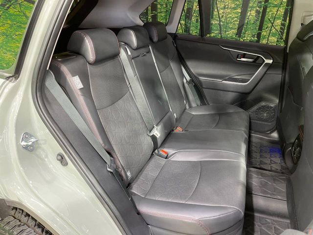 後部座席も気になるようなキズ・汚れやへたり等、大きなダメージはなく、良好な状態です。