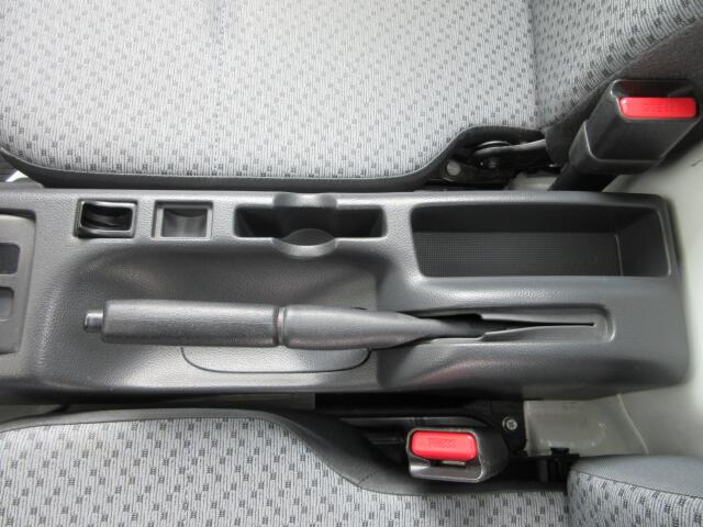 �Z���^�[�R���\�[���ɂ́A�����E�R�C��������܂��B