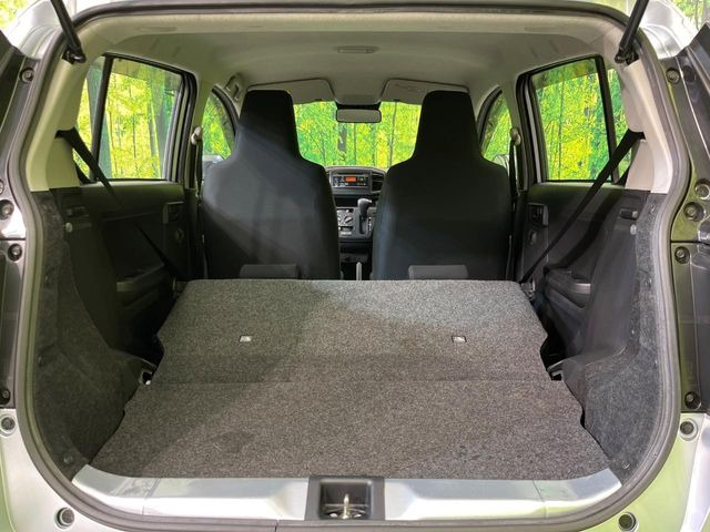 ���i�̂���������ʋ΁A���}���ɏ\���ȉ׎��X�y�[�X���m�ۂ��Ă���܂��B�Z�J���h�V�[�g��|���ƁA�傫�ȉו��̐ύڂ��\�ł���