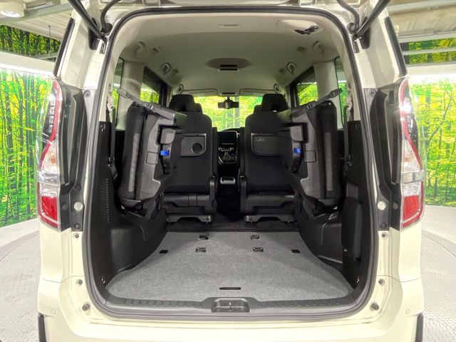 普段のお買い物や通勤、送迎等に十分な荷室スペースを確保しております。セカンドシートを倒すと、大きな荷物の積載も可能です♪
