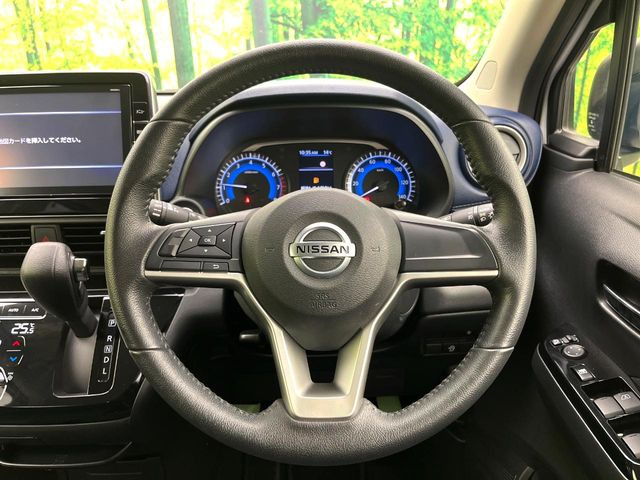 �C���e���A�ɍ��킹���f�U�C���̃X�e�A�����O�́A�^�]�������̂��Ƃ��l���A�^�]���₷���`��A�傫���ł��B�����x�A���ۂɐG���Ă��m���߂��������B