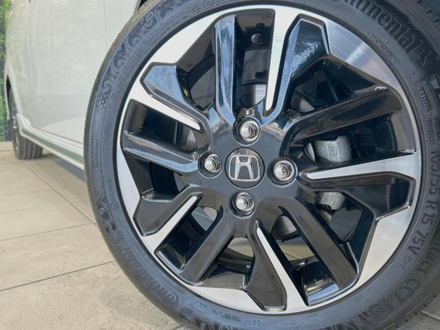 �y����15�C���`�A���~�z�C�[���z�O�ςɃ}�b�`���������A���~�z�C�[���𑕒����Ă���܂��B�e��ЊO�A���~�z�C�[����A�X�^�b�h���X�^�C�����戵�����Ă���܂��B���񂲑��k����������