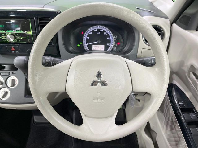 �C���e���A�ɍ��킹���f�U�C���̃X�e�A�����O�́A�^�]�������̂��Ƃ��l���A�^�]���₷���`��A�傫���ł��B�����x�A���ۂɐG���Ă��m���߂��������B