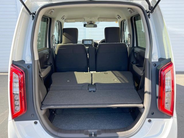 ���i�̂���������ʋ΁A���}���ɏ\���ȉ׎��X�y�[�X���m�ۂ��Ă���܂��B�Z�J���h�V�[�g��|���ƁA�傫�ȉו��̐ύڂ��\�ł���