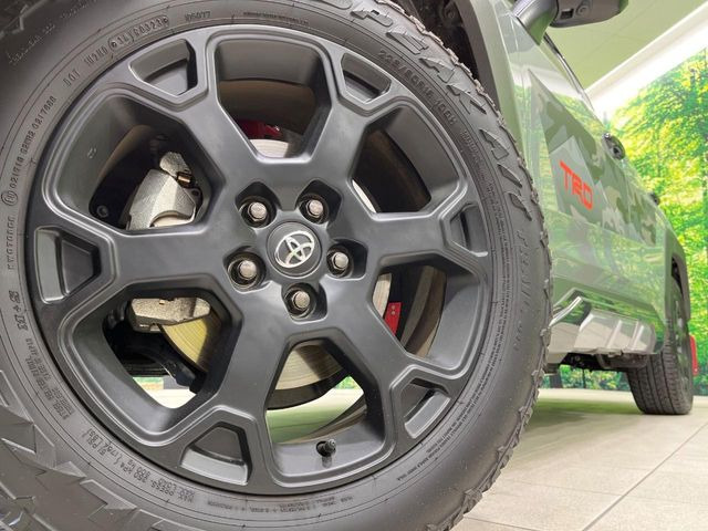 【純正18インチアルミホイール】外観にマッチした純正アルミホイールを装着しております。各種社外アルミホイールや、スタッドレスタイヤも取扱いしております。是非ご相談ください♪