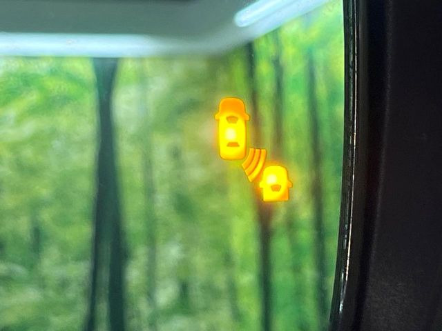 【後方車輛検知】走行中、ドアミラーの死角になりやすい箇所に後続車が接近するとサイドミラー付近に警告を表示、ドライバーに注意喚起をしてくれます。