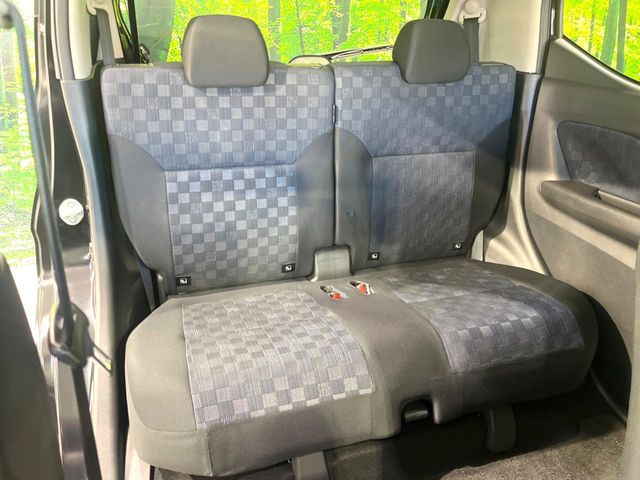 後部座席も気になるようなキズ・汚れやへたり等、大きなダメージはなく、良好な状態です。