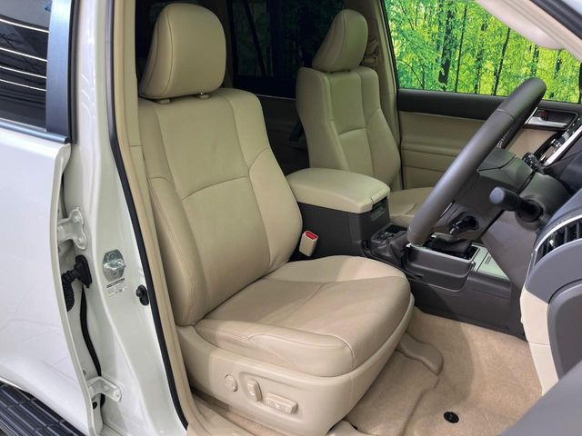 【ベージュレザーシート】デザイン性が高く、高級感のあるベージュ革シート。常に体に触れる部分だから、座り心地の良さにはこだわりたいですね♪汚れの付着や劣化を抑制する内装コーティング施工もおススメですよ♪