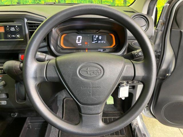 �C���e���A�ɍ��킹���f�U�C���̃X�e�A�����O�́A�^�]�������̂��Ƃ��l���A�^�]���₷���`��A�傫���ł��B�����x�A���ۂɐG���Ă��m���߂��������B