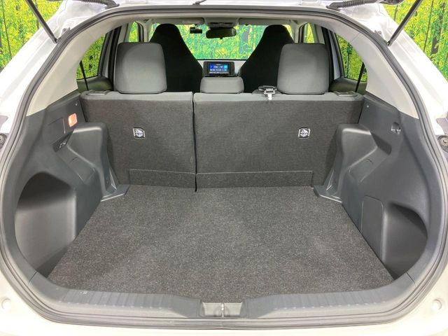 ���i�̂���������ʋ΁A���}���ɏ\���ȉ׎��X�y�[�X���m�ۂ��Ă���܂��B�Z�J���h�V�[�g��|���ƁA�傫�ȉו��̐ύڂ��\�ł���