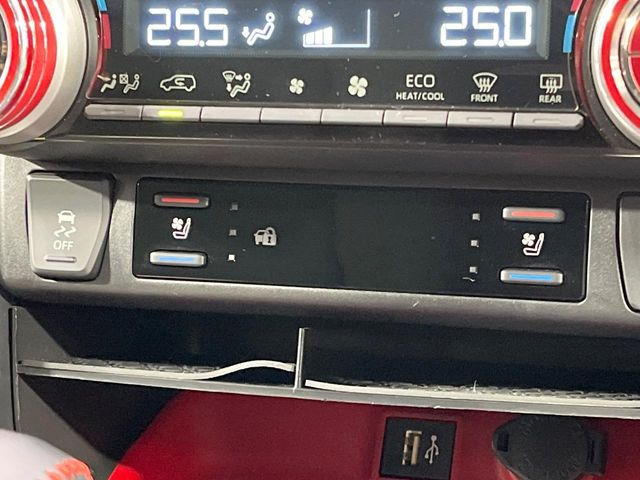 【シートベンチレーション】夏場は涼しい風でお尻や背中の熱やムレを防ぎ、冬はエアコンよりも早く温まってポカポカに!季節を問わず快適に過ごせます。