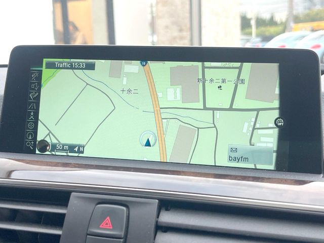 ��BMW�����i�r:��̊��̂���i�r�́A����������ԓ������o���Ă���܂��BBluetooth�Đ��ȂǃI�[�f�B�I�@�\���[�����Ă���܂��̂ŁA�^�]�����y���߂܂���