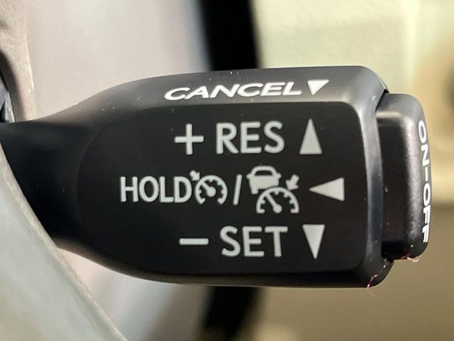 【レーダークルーズコントロール】高速道路での長距離走行が楽に!!自動で速度を保つクルーズコントロールが、衝突軽減システムと連携し、前方の車両を感知して車間を保つように速度調節してくれます!!