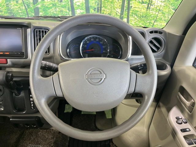 �C���e���A�ɍ��킹���f�U�C���̃X�e�A�����O�́A�^�]�������̂��Ƃ��l���A�^�]���₷���`��A�傫���ł��B�����x�A���ۂɐG���Ă��m���߂��������B