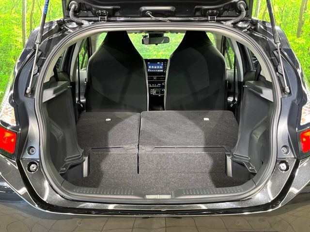 ���i�̂���������ʋ΁A���}���ɏ\���ȉ׎��X�y�[�X���m�ۂ��Ă���܂��B�Z�J���h�V�[�g��|���ƁA�傫�ȉו��̐ύڂ��\�ł���