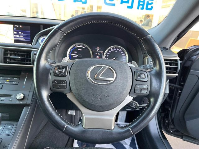 �C���e���A�ɍ��킹���f�U�C���̃X�e�A�����O�́A�^�]�������̂��Ƃ��l���A�^�]���₷���`��A�傫���ł��B�����x�A���ۂɐG���Ă��m���߂��������B