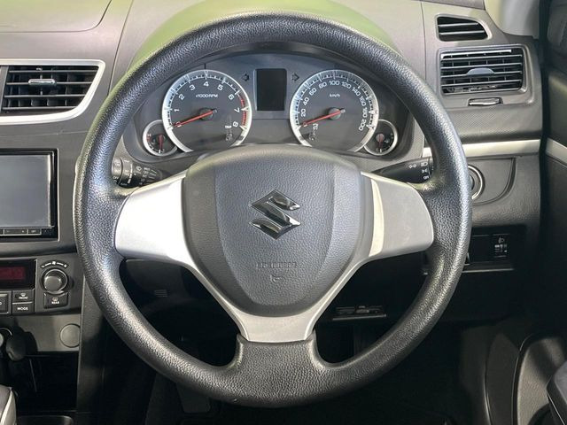 �C���e���A�ɍ��킹���f�U�C���̃X�e�A�����O�́A�^�]�������̂��Ƃ��l���A�^�]���₷���`��A�傫���ł��B�����x�A���ۂɐG���Ă��m���߂��������B