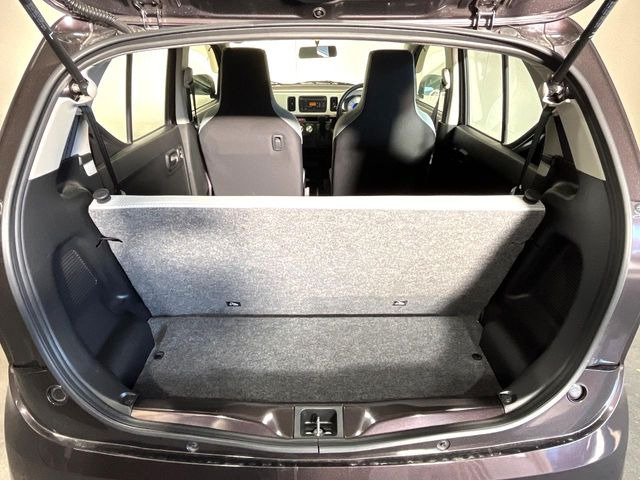 ���i�̂���������ʋ΁A���}���ɏ\���ȉ׎��X�y�[�X���m�ۂ��Ă���܂��B�Z�J���h�V�[�g��|���ƁA�傫�ȉו��̐ύڂ��\�ł���