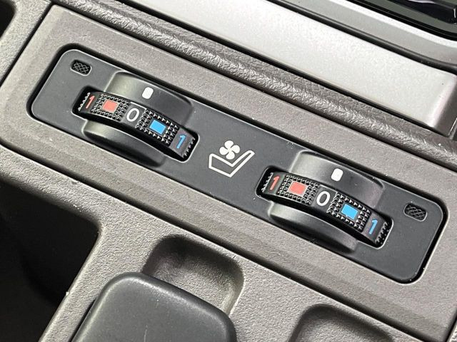 【シートベンチレーション】夏場は涼しい風でお尻や背中の熱やムレを防ぎ、冬はエアコンよりも早く温まってポカポカに!季節を問わず快適に過ごせます。