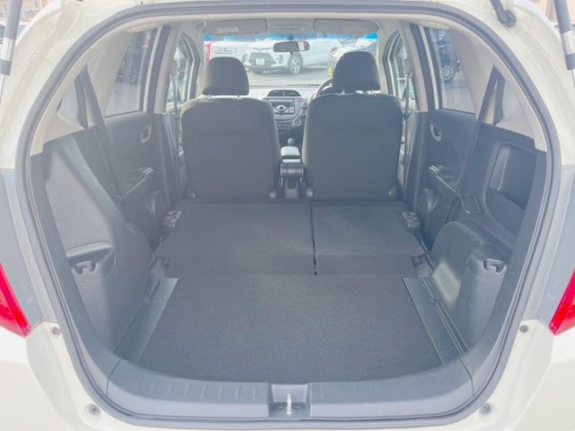 ���i�̂���������ʋ΁A���}���ɏ\���ȉ׎��X�y�[�X���m�ۂ��Ă���܂��B�Z�J���h�V�[�g��|���ƁA�傫�ȉו��̐ύڂ��\�ł���