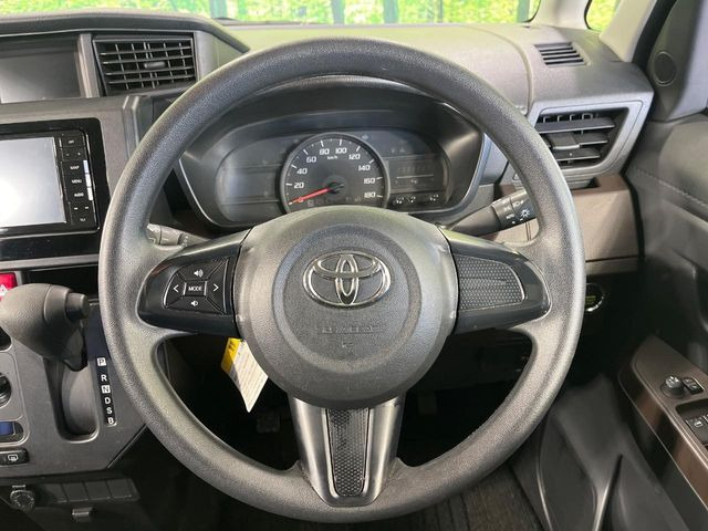 �C���e���A�ɍ��킹���f�U�C���̃X�e�A�����O�́A�^�]�������̂��Ƃ��l���A�^�]���₷���`��A�傫���ł��B�����x�A���ۂɐG���Ă��m���߂��������B