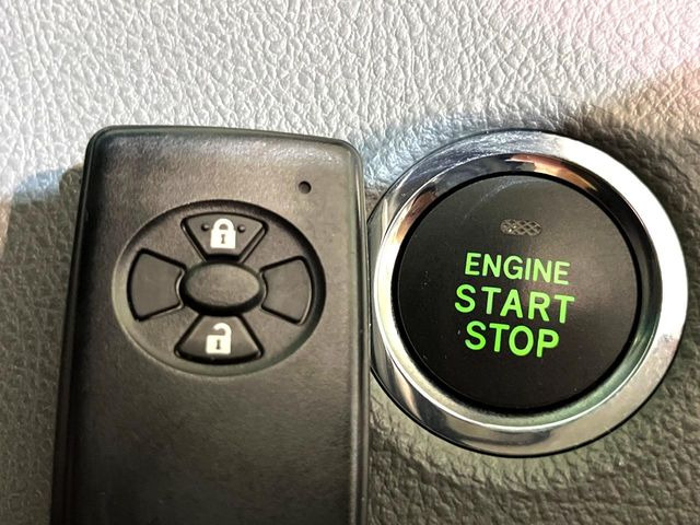 �y�X�}�[�g�L�[�z�J�o����|�P�b�g�ɓ��ꂽ�܂܂ł��h�A�̎{���E�������\�ȃX�}�[�g�L�[�𑕔��B�G���W���̃I���E�I�t�����J�M�����o���K�v����������Ƃ��Ă��֗��ł���