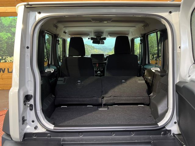 ���i�̂���������ʋ΁A���}���ɏ\���ȉ׎��X�y�[�X���m�ۂ��Ă���܂��B�Z�J���h�V�[�g��|���ƁA�傫�ȉו��̐ύڂ��\�ł���