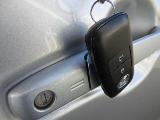 �L�[���|�P�b�g�ɓ��ꂽ�܂܂ł��G���W��ON/OFF�A�h�A�{��/�J���\���֗��ȃX�}�[�g�L�[�ł��B